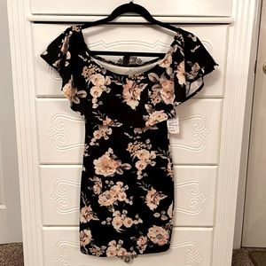 Off the shoulder fitted mini floral dress. Size S